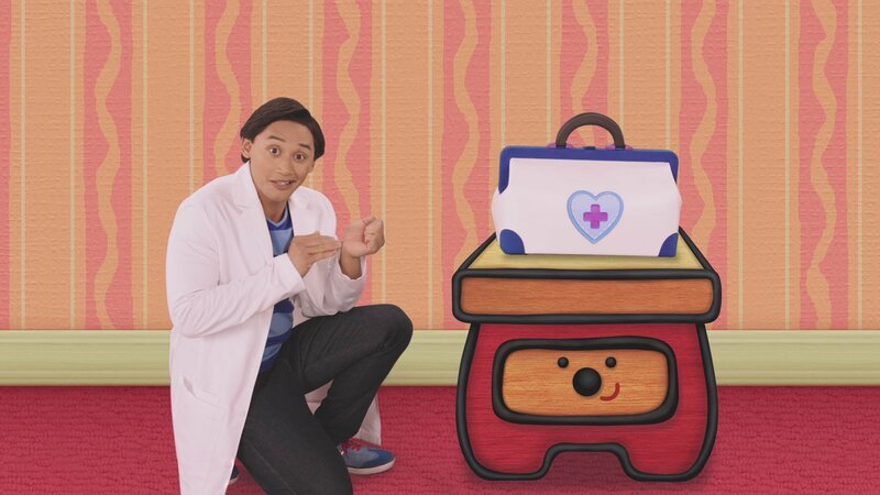 L-R: Josh (Joshua Dela Cruz), Sidetable Drawer – Bild: Paramount