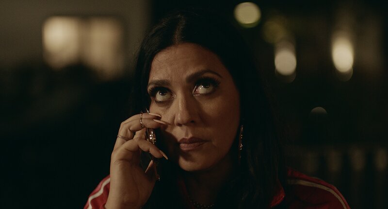 Elif (Jasmin Shakeri) telefoniert. – Bild: Tobias Koppe /​ ZDF und Tobias Koppe