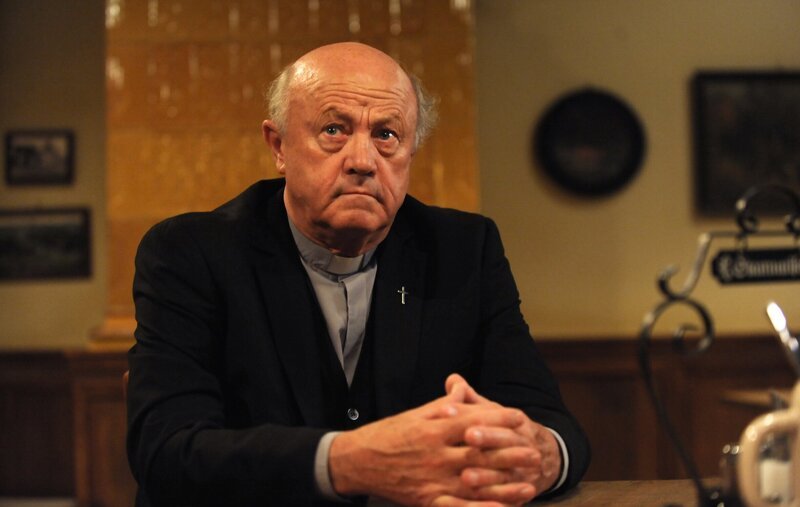 Pfarrer Kurz (Hans Stadlbauer) fragt sich, wo das fehlende Geld aus dem Opferstock abgeblieben ist. – Bild: BR/​Marco Orlando Pichler
