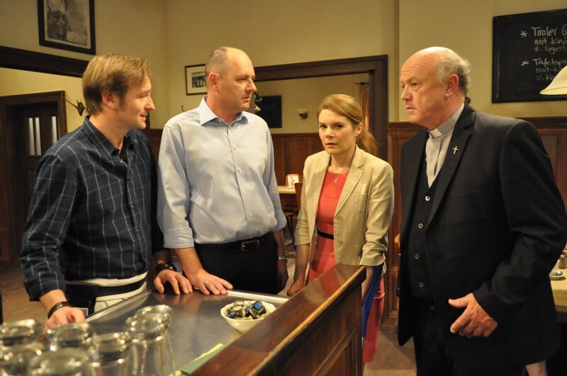 Die kleine Franzi ist ihren Eltern im Brunnerwirt entwischt. Von links: Gregor Brunner (Holger M. Wilhelm), Hubert Kirchleitner (Bernhard Ulrich), Uschi Kirchleitner (Silke Popp) und Pfarrer Vinzenz Kurz (Hans Stadlbauer). – Bild: BR/​Jo Bischoff
