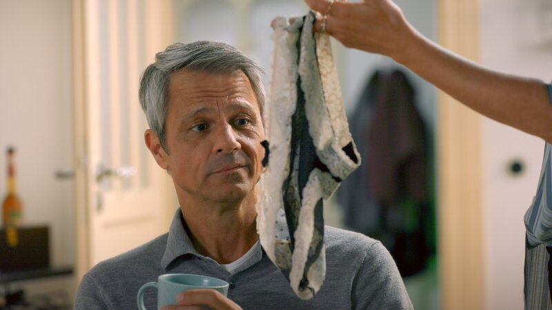 Fabiennes Slip sorgt bei Ute und Benedikt (Jens Hajek) für Irritationen. – Bild: RTL /​ Vertrauenstest