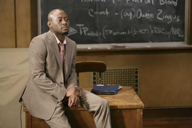Ein drogensüchtiger Punkrocker leidet an äußerst merkwürdigen Symptomen. Dr. Eric Foreman (Omar Epps) und seine Kollegen versuchen, den Grund für die Krankheitszeichen herauszufinden … – Bild: Universal Pictures