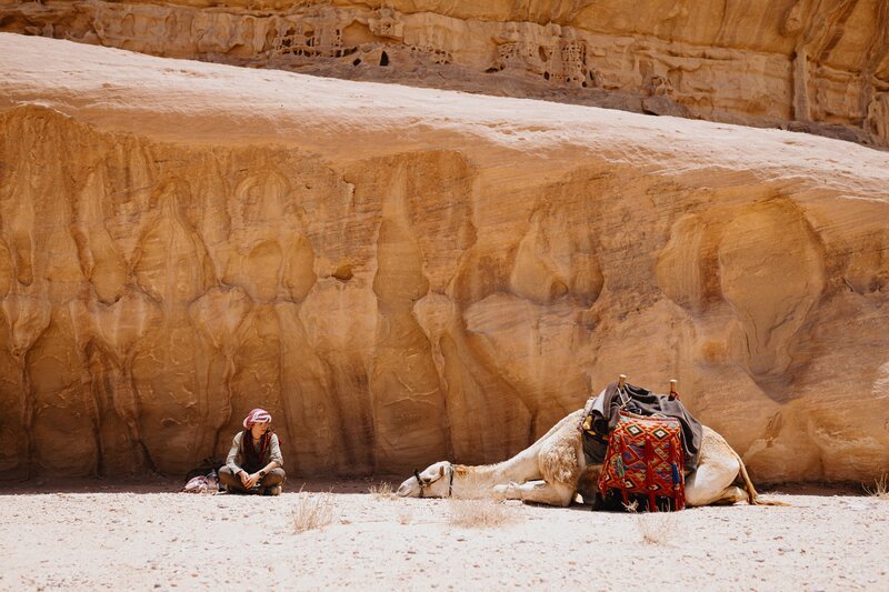 Eva und Alyan ruhen sich im Schatten aus. – Bild: Josh Monie /​ NGC NETWORK US, LLC