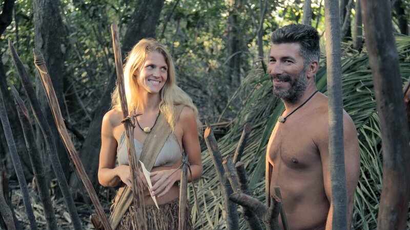 Debbie Harris and „Bo“ Leamond Cooper Stuart IV laughing as they build a shelter in Surama. – Bild: Discovery Communications