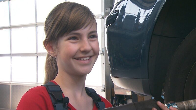 Pia liebt Autos! In einer Autowerkstatt darf sie mit anpacken. – Bild: MDR /​ Kinderfilm GmbH