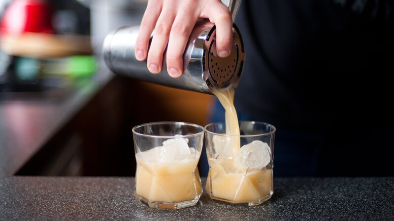 Two cocktails being poured into iced glasses – Bild: Elizabeth Livermore /​ Getty Images /​ Moment RF /​ ¬© Elizabeth Livermore 2017