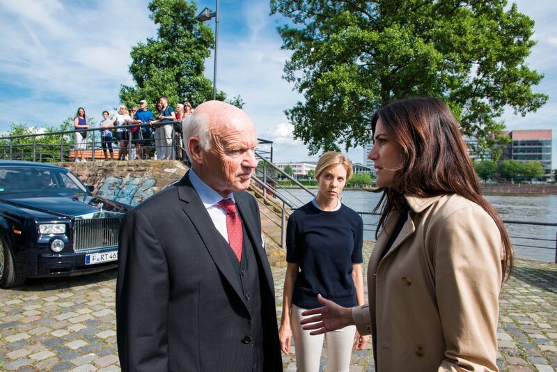 Karl-Heinz Kuhn (Dietrich Hollinderbäumer) und Tochter Caro (Sina Bianca Hentschel, M.) verlangen schnellstmögliche Aufklärung des Mordes an Sascha Kuhn. Staatsanwältin Claudia Strauss (Bettina Zimmermann, r.) versucht den aufgebrachten Familienvater zu besänftigen. – Bild: ZDF und Christian Lüdeke