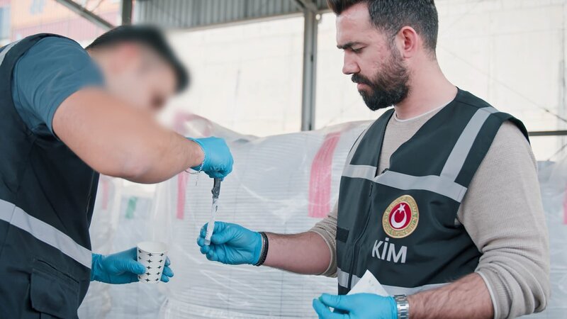 Resin and rolled packaging are searched at the border gate. Margarine, meat, alcohol, headlights, and bracelets are seized at the airport. – Bild: Warner Bros. Discovery /​ Caner Can