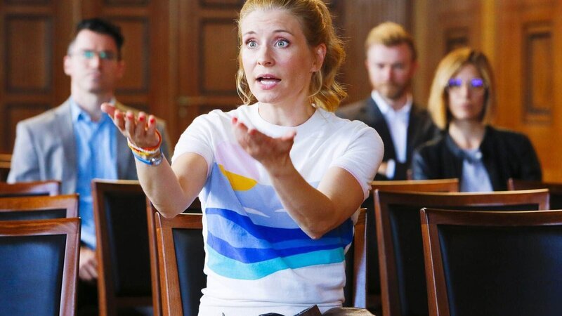 Jenny (Birte Hanusrichter) mischt sich frech in die Gerichtsverhandlungen um das tote Mädchen ein. – Bild: RTL /​ Richard Hübner