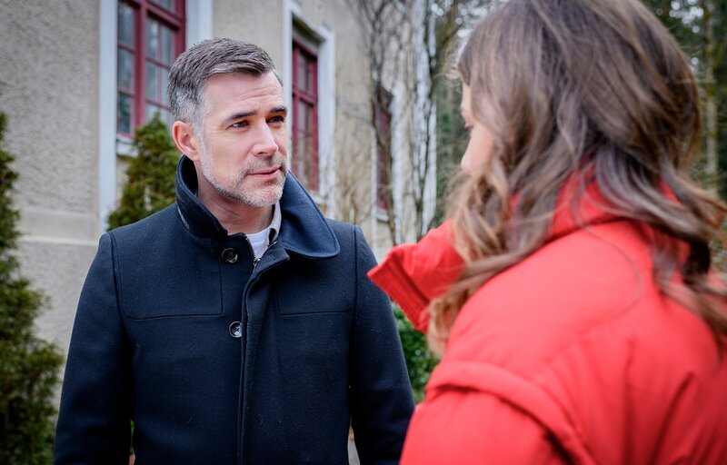 Yannik (Jo Weil l.) ist wütend auf Erik, als Frida (Hannah Werner r.) ihm von der Kündigung erzählt. – Bild: ARD/​WDR/​Christof Arnold