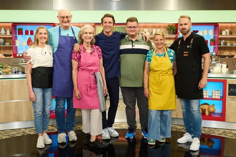 Gruppenfoto von links: Kandidaten Kim Danielle Konz, Michael Möller-Krächan, Sigrid Flore, Moderator Alexander Kumptner, Kandidaten Marvin Bellgardt, Angela Peters und Patrick Koppler – Bild: ZDF