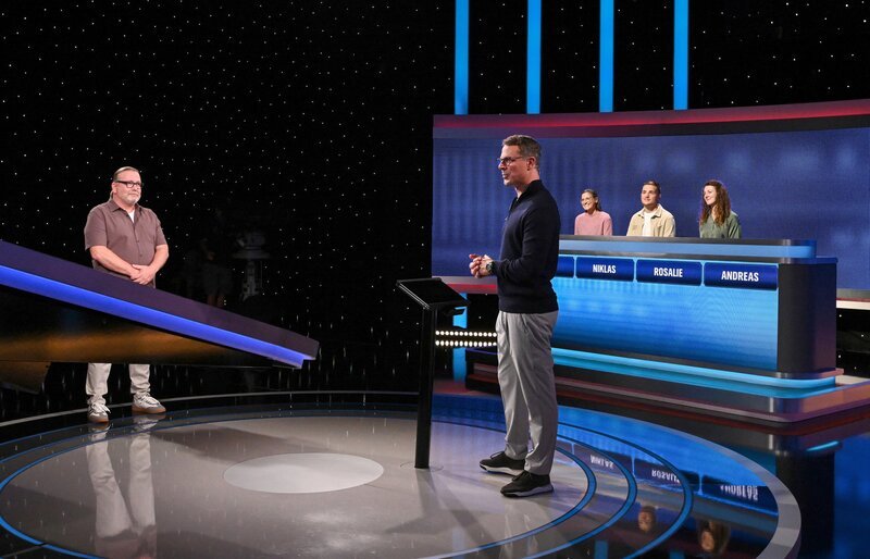 Moderator Alexander Bommes (M.) mit den Kandidat:innen: Diane Hennig (3.v.r.), Niklas Klein (2.v.r.), Rosalie Meininger (r.), Andreas Pfalzgraf-Plazas (l.). – Bild: ARD/​Uwe Ernst