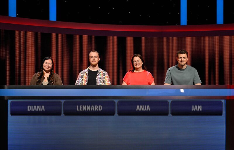 ARD Gefragt – Gejagt Folge 1054, Alexander Bommes präsentiert beliebtes Quizformat. Die Kandidat:innen (v.l.n.r.): Diana Beuerlein, Lennard Blackstein, Anja Enge, Jan Schneiderwind. – Bild: ARD/​Uwe Ernst /​ Markus Hertrich