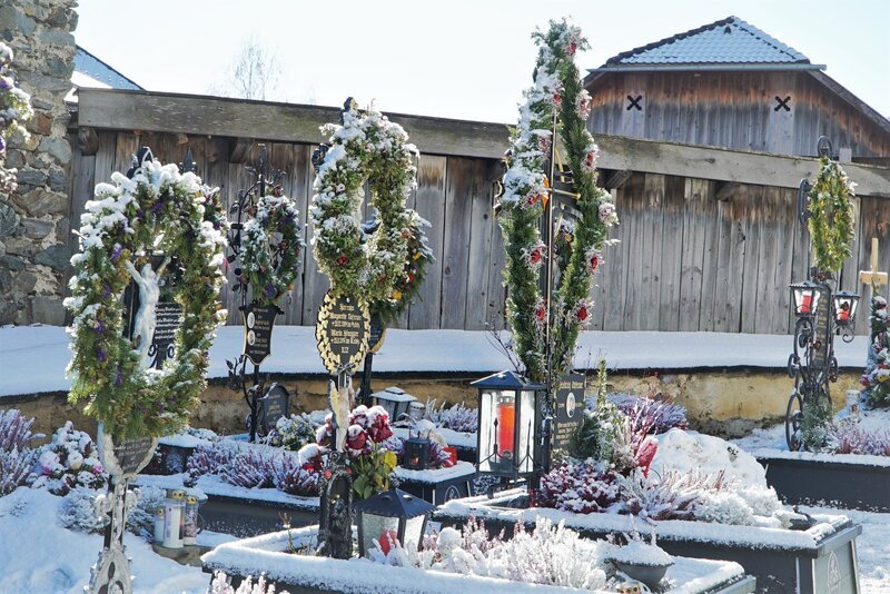 Sarchen am Lessacher Friedhof – Bild: Lena Moik /​ ServusTV /​ Degn Film