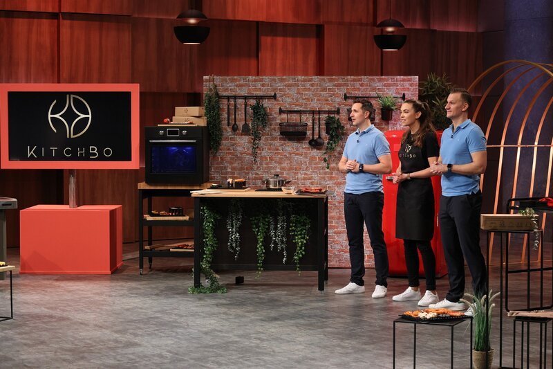 Karolin Djukic, Darko Djukic (l.) und Nikola Natterer präsentieren die modulare Backmatte KitchBo. Sie erhoffen sich ein Investment von 40.000 Euro für 10 Prozent der Anteile an ihrem Unternehmen. – Bild: RTL /​ Frank W. Hempel