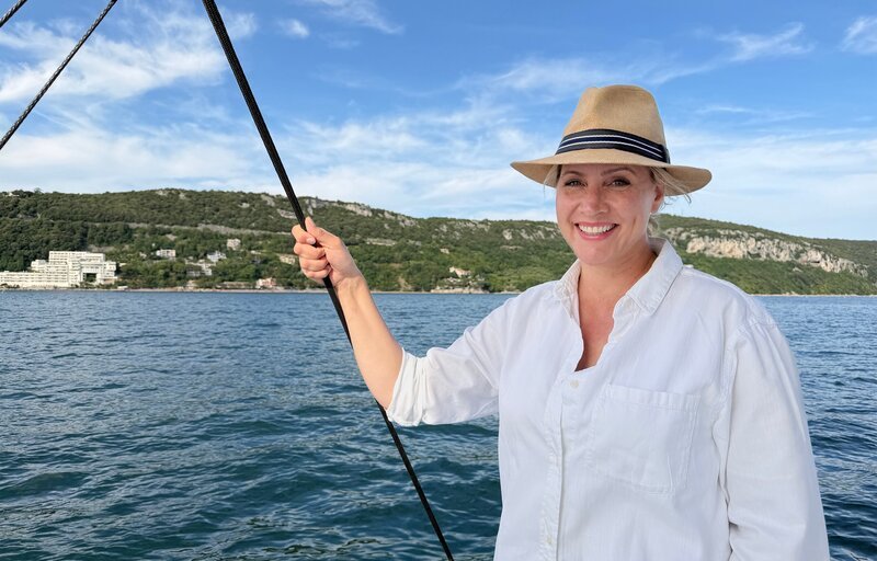 Für Wunderschön entdeckt Judith Rakers das Friaul. Friaul vereint alles, was Italien ausmacht – Berge, Meer, Kultur, Kulinarik und unberührte Natur. Judith Rakers an der Adria. – Bild: WDR/​Bavaria Entertainment GmbH