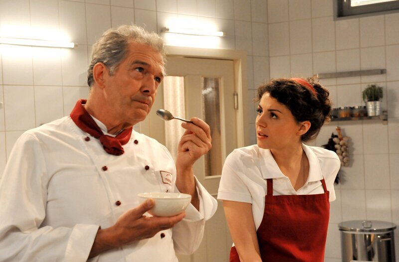 Die Gerüchteküche brodelt am Fürstenhof: Pauline (Liza Tzschirner, r.) bestreitet gegenüber André (Joachim Lätsch, l.), dass sie ein Verhältnis mit Leonard hat. – Bild: ARD/​Ann Paur