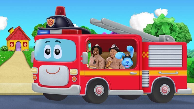 v.li.: Firetruck, Fire Chief Frankie (Lisa Michelle Cornelius), Josh (Joshua Dela Cruz), Blue – Bild: Paramount