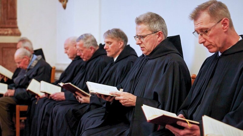 Mönch sein heißt im Stift Kremsmünster nicht nur beten, arbeiten und lesen: Mehr als 30 Benediktiner leben hier derzeit. – Bild: ORF/​Hanke
