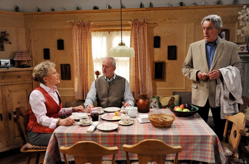 Hildegard (Antje Hagen, l.) sorgt sich um Eberhard (Werner Opitz, r.), der von Alfons (Sepp Schauer, M.) des Hauses verwiesen wurde. – Bild: ARD/​Ann Paur