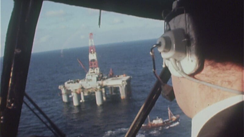 Im Hubschrauber zur Bohrinsel. – Bild: BR, SWR /​ BR/​SWR