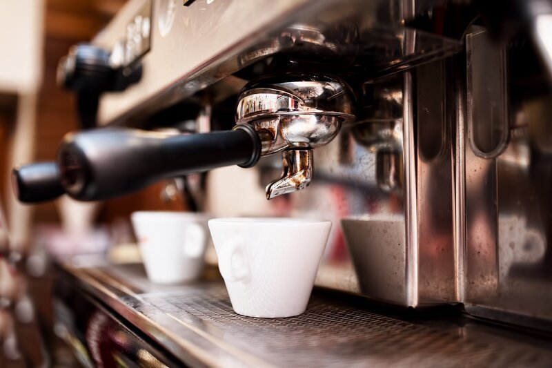Kaffee ist offiziell ein lebensnotwendiges Gut. Was wie ein Jux klingt, hat der Bundesrat 2019 so entschieden, als er über die Pflichtlagerhaltung von Kaffee debattierte. Kaffee leiste zwar keinen Beitrag zur Nahrungsenergieversorgung, sei aber „Motivator und Leistungsförderer“. – Bild: Oleg Zhukov