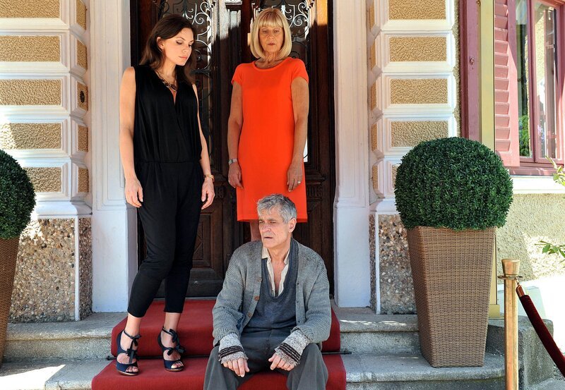 In Friedrichs (Dietrich Adam, vorne) Traum hat Patrizia (Nadine Warmuth, l.) ihn um sein Vermögen gebracht und Charlotte (Mona Seefried, r.) sich von ihm abgewandt. – Bild: ARD/​Ann Paur