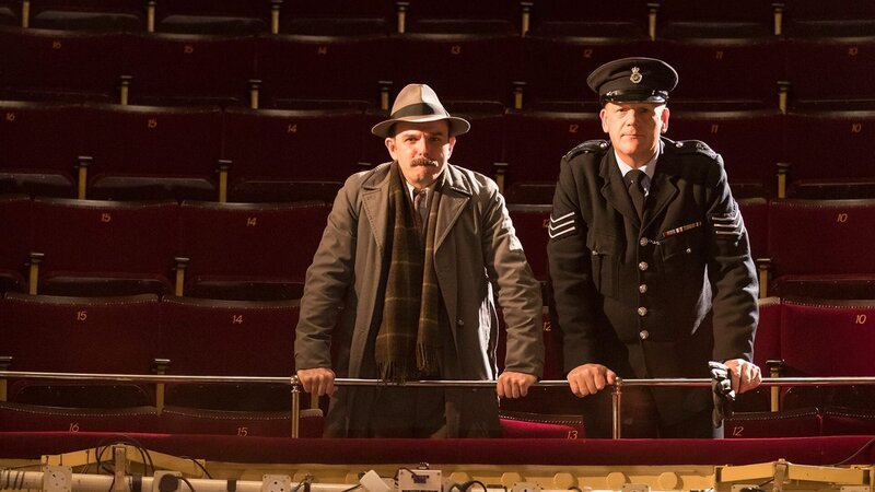 Inspector Mallory (Jack Deam, l.) und Sergeant Goodfellow (John Burton, r.) – Bild: AXN White