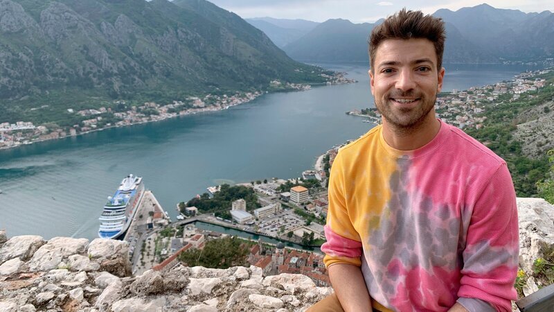Moderator Ramon Babazadeh startet seine Reise durch Montenegro in der Bucht von Kotor, die als südlichster Fjord Europas bezeichnet wird. – Bild: 3sat