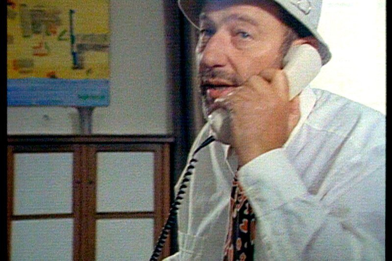 rbb Fernsehen LIEBLING KREUZBERG Folge 10 „Der Besuch“, am Samstag (14.12.13) um 21:00&nbsp;Uhr. Lieblings Mutter quartiert sich zu einem längeren Besuch bei ihrem Sohn ein, was ihn sehr in seiner Freiheit einschränkt. Beruflich geht er dem Fall eines mutmaßlichen Kreditbetrugs nach, und Rechtsanwalt Arnold kämpft mit einer kleptomanisch veranlagten Klientin ums Recht. – Manfred Krug als Robert Liebling – Bild: ARD