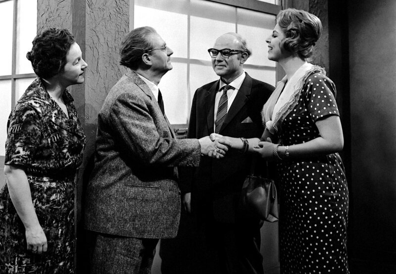 In der Firma Hesselbach geschehen merkwürdige Dinge, die den Verdacht der Sabotage aufkommen lassen. Von links: Frau Hesselbach (Liesel Christ), Herr Hesselbach (Wolf Schmidt), Herr Spaltnagel (Heinz Stöwer) und Teilhaberin Fräulein Müller (Inge Rassaerts). – Bild: HR/​Kurt Bethke