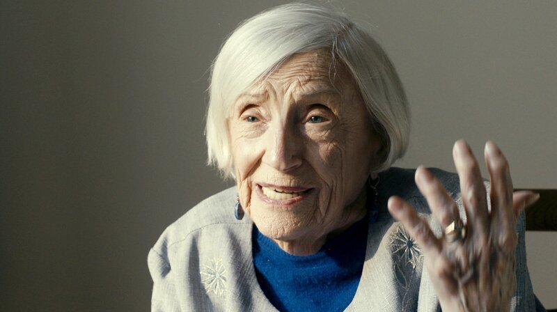 Marthe Cohn war Chichinette: In den Kriegswirren entscheidet sie sich 1945 als Spionin der Alliierten in Nazi-Deutschland ihr Leben aufs Spiel zu setzen. Ihre Mission gelingt, doch dann redet sie fast 60 Jahre lang mit fast niemandem über ihre Heldentaten. Heute, im Alter von 101, bereist sie mit großem Eifer die Welt, um ihre Geschichte mit der jungen Generation zu teilen. – Marthe Cohn alias „Chichinette“ („Kleine Nervensäge“). – Bild: rbb/​Amos Geva