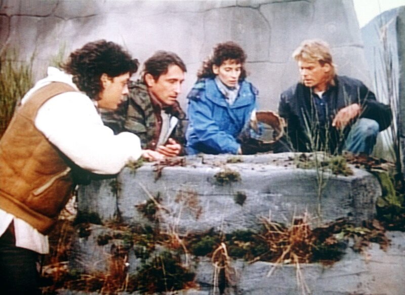 MacGyver (Richard Dean Anderson, r.), Maria (Theresa Saldana, 2. v. r.), Ramon (Michael Bays, l.) und Enrique (Richard Chaves, 2. v. l.) haben die verborgene Höhle gefunden. – Bild: Kabel Eins Classics