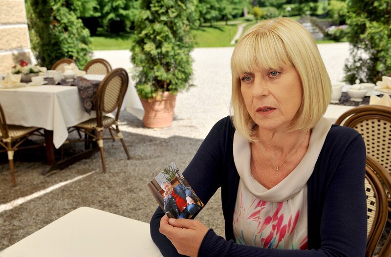 Charlotte (Mona Seefried) ist noch nicht bereit für eine neue Beziehung – sie kann Julius nicht vergessen. – Bild: ARD/​Ann Paur