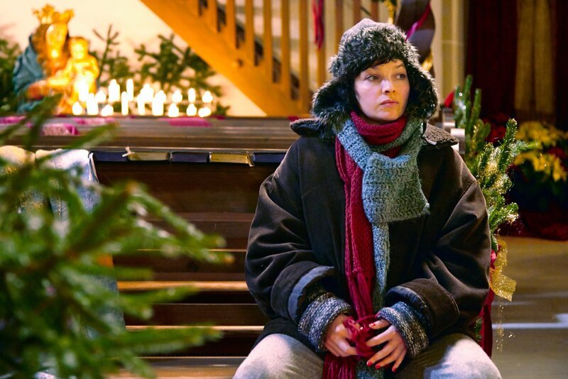 Maria (Meike Kircher) merkt durchaus, dass ihr so manches verschwiegen wird. Und sie muss sich selbst gegenüber zugeben, dass da doch was ist mit Karl&nbsp;… – Bild: SWR/​Fortune Cookie/​Ilka Becker