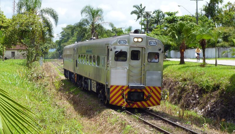 SWR Fernsehen EISENBAHN-ROMANTIK FOLGE 820, „Mit dem Serra Verde Express durch den Süden Brasiliens“. Am Wochenende ist auch die gut 50 Jahre alte Litorina unterwegs zwischen Curitiba und Paranaguá. – Bild: SWR/​Alexander Schweitzer