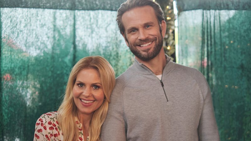 Candace Cameron Bure als Lara und John Brotherton als Ben – Bild: Palatin Media / XMas Contest Productions (Van) INC. All Rights Reserved. Candace Cameron Bure als Lara und John Brotherton als Ben – Bild: Palatin Media / XMas Contest Productions (Van) INC. All Rights Reserved.