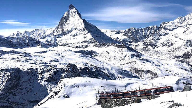 Bahn und Berg – wegen dieses Blicks aufs Matterhorn wurde die Gornergratbahn gebaut. – Bild: 3sat