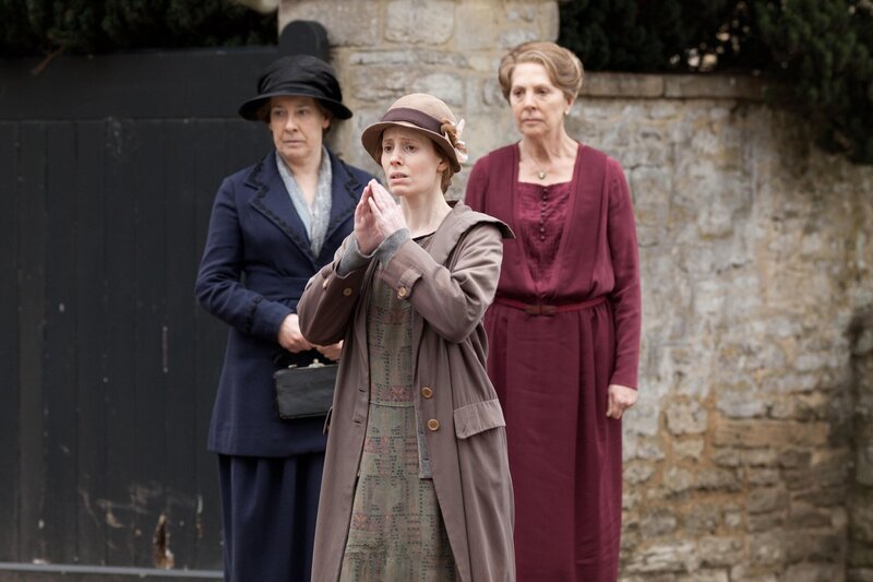 Phyllis Logan (Mrs Hugghes), Amy Nuttall (Ethel Parks), Penelope Wilton (Isobel Crawley) – Bild: PLURIMEDIA (NBC Universal, Inc.)