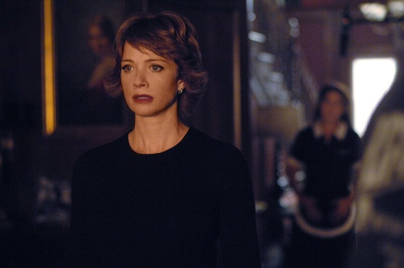 Jenny (Lauren Holly, l.) ist wieder da! Ihr vorübergehendes Verschwinden hat jedoch bei einigen Leuten für Besorgnis gesorgt, so dass eine Untersuchung des gesamten NCIS angekündigt wird, bei der alle Agenten einen Lügendetektortest durchlaufen sollen&nbsp;… – Bild: CBS Television Lizenzbild frei