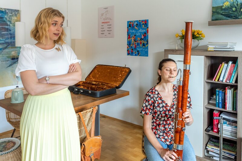 Julia Gschwender (Nina Steils, r.) präsentiert ihrer wenig begeisterten Freundin Christin Lange (Sarah Thonig, l.) das Musikstück für das Vorspiel der neuen Konzertreihe in Rosenheim. – Bild: ORF/​ZDF/​Linda Gschwentner