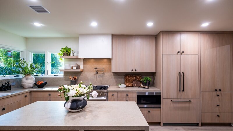 Courteney Cox, alongside Drew & Jonathan Scott, renovate the kitchen, living room and play room for Courteney’s good friend and former dog walker, Marisa, as seen on Celebrity IOU. – Bild: Warner Bros. Discovery /​ Dennys Ilic