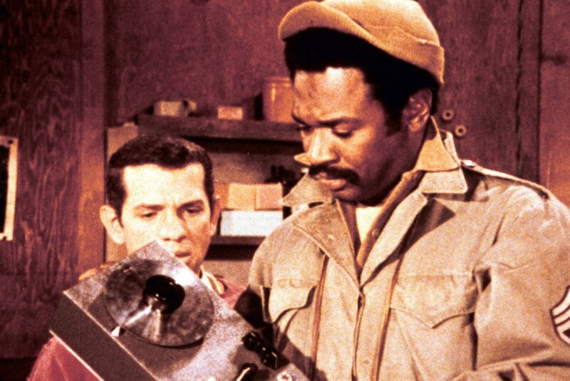 Corporal Louis LeBeau (Robert Clary, l.), Staff Sergeant James Kinchloe (Ivan Dixon) – Bild: RTL NITRO