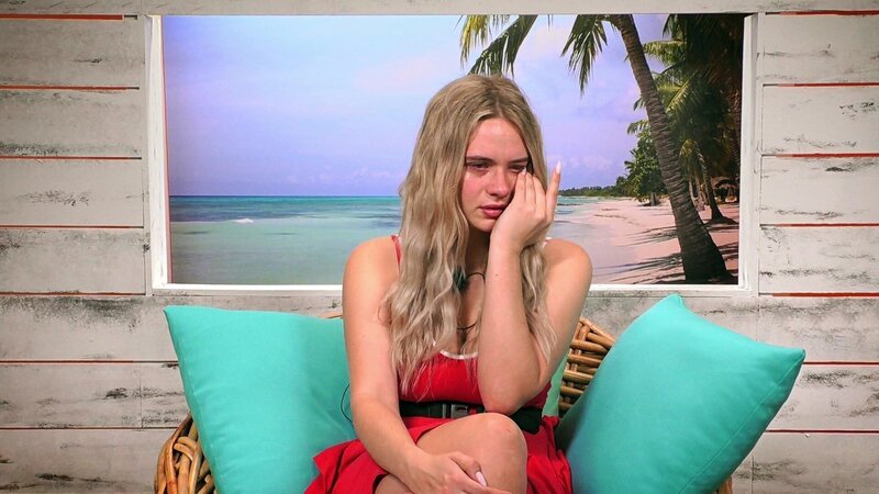 Greta ist traurig und weint – Bild: RTLZWEI