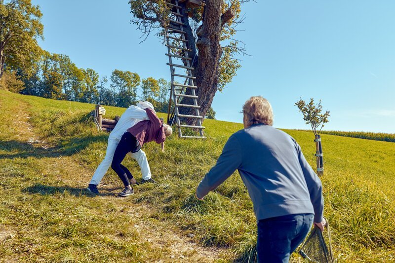 Spurensicherer Franz Wohlfahrt (Helmut Bohatsch, r.) kommt dazu, als ein Lutz Hackl (Wolfgang Rauh, l.) im Imkeranzug Tilda Althammer (Barbara Lehner, M.) überwältigt. – Bild: Markus Kloiber /​ ORF /​ Satel Film