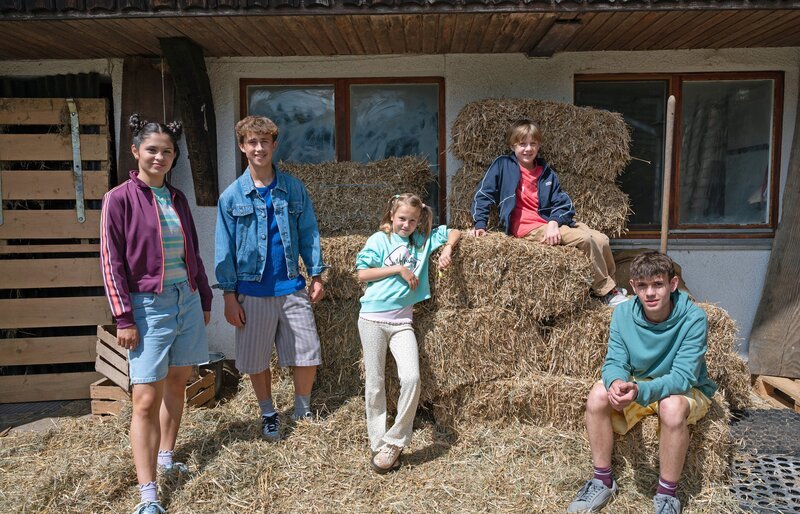 v.li.: Ronja (Kaya Völkers), Sam (Yann Cosack), Ava (Lilith Kühnle), Oskar (Ari Kiefer), Liam (Nils Hofschneider) – Bild: SWR/​Maria Wiesler