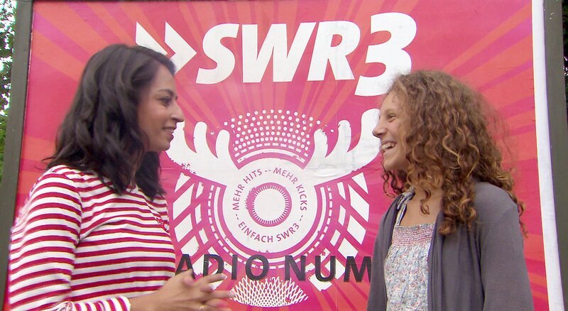 Cecilias Traum wird wahr: Sie darf bei SWR3 eine Sendung moderieren. – Bild: SWR