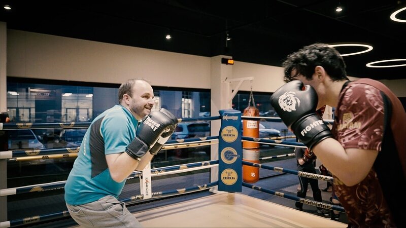 Der CDU-Landtagskandidat Andreas Renner aus Pforzheim wurde zu einem Boxtraining eingeladen. – Bild: ZDF