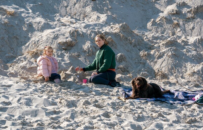 Ellen Norgaard (Rikke Lylloff) spielt mit Greta (Frieda Fuchs) am Strand. – Bild: NDR/​ARD Degeto Film/​Oliver Feist