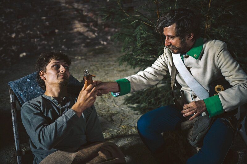 Ladislav Prokop (Vaclav Holinka) und Pekny (Jan Jakubal) trinken gemeinsam einen Schnaps nach der Schlacht bei Königgrätz. – Bild: ORF/​EPO-Film/​Benny Paya
